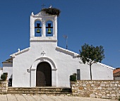 Kirche mit Storchennest im Dorf Los Marines (Andalusien, Spanien)