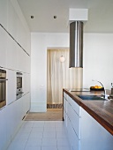 weiße Designerküche - Küchenblock mit Holzarbeitsplatte und Edelstahlrohr mit Abzug