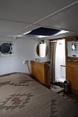 Schlafraum mit Waschtischmöbel und Duschkabine im Hausboot