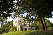 Mehrstöckige Villa im Garten mit altem Baumbestand