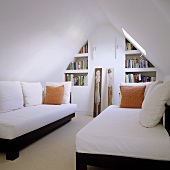 Minimalistischer Dachraum mit Einzelliegen unter Dachschräge und Einbauregal
