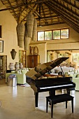 Klavier mit Sitzbank im offenen Wohnraum eines südafrikanischen Landhauses