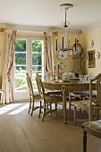 Candle light and a sunny atmosphere at a dining table in a country house