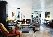 Wohnen in Maisonettewohnung - schwarz-weiße Sofagarnitur mit Tisch und weisser Holzdecke