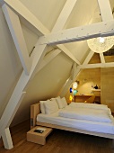 Designer Holzbett im Dachraum mit offener Holzkonstruktion