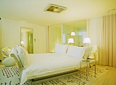 Hotel-Suite im Designerstil mit Schlittenbett