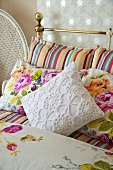 Messingbett mit weißem Kissen und Blumenmuster auf Bettwäsche