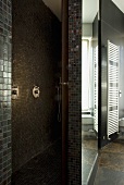 Duschbereich mit braunen und grauen Mosaikfliesen im Designerstil