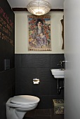Designertoilette mit Wandfliesen aus grauem Schiefer