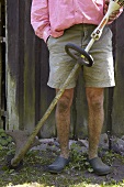 Mann mit Rasenmäher