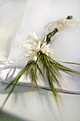 Tellerdeko für Hochzeit: Spanisches Hasenglöckchen und Wiesengrasblüten