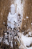 Asiatische Skulptur im Schnee
