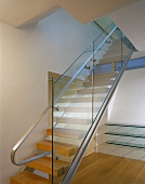 Moderner Treppenraum mit Treppengeländer aus Glas und Handlauf aus Edelstahl