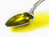 Ein Löffel mit Olivenöl (Nahaufnahme)