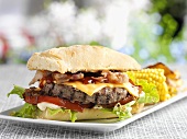 Cheeseburger mit Bacon und Maiskolben