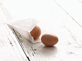 Frische Eier mit Papiertüte