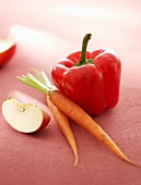 Red peppers, carrots and an apple wedge
