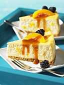 Cheese cake with peaches, blackberries and caramel sauce