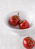 Tomaten in einer Schale und daneben