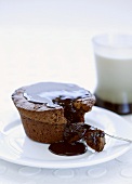 Chocolate sauce running out of chocolate cup-cake