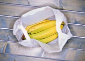 Bananen in einer Plastiktüte