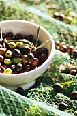 Frische Oliven in einer Schale und einem Netz