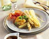 White asparagus with potatoes and ham