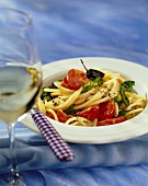 Spaghetti with tomatoes, rocket and olives