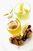 Olives in oil with lemon wedges