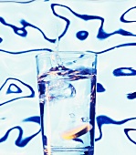 Brausetablette wird in einem Glas Wasser aufgelöst