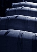 Vier Holzfässer zur Weinlagerung im Weinkeller