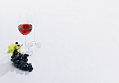 Rotweingläser und Weintrauben