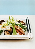 Entenbrust auf Reisbandnudeln mit Shiitakepilzen und Gemüse