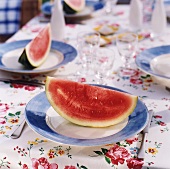 Mehrere Wassermelonenschnitze auf einem gedeckten Tisch
