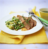 Roast beef with peas and leeks
