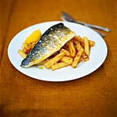 Gebratener Zander auf Pommes frites