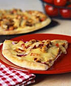 Pizza mit Hähnchen und Käse