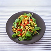 Spinatsalat mit Kichererbsen, Paprika und Avocado