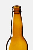 Flaschenhals einer braunen Glasflasche
