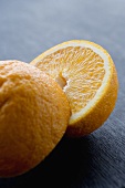 Orange, halbiert