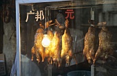 Gebratene Enten, aufgehängt, am Markt (Shanghai)