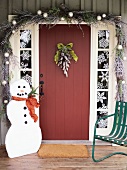 Weihnachtlich dekorierte Haustür mit Schneemann