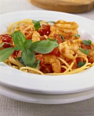 Spaghetti mit Crevetten, Tomatensauce und Basilikum