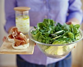 Grüner Salat und Mozzarell-Parmaschinken-Häppchen
