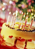 Geburtstagstorte mit zwölf brennenden Kerzen
