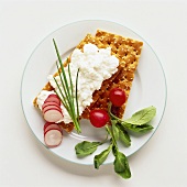 Crispbread with cottage cheese and radishes