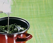 Preparing creamed spinach
