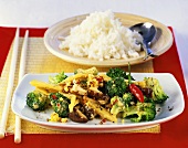 Sauer-scharfes Wokgemüse und Reis