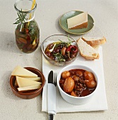 Sherry-Zwiebeln mit Rosinen, Eingelegte Oliven und Manchego