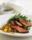 Roast beef with potatoes and rocket